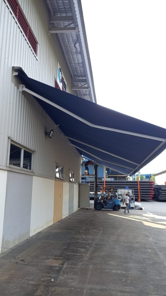 Retractable Awning (2)